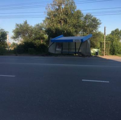 В Кузбассе водитель снёс остановку и скрылся с места ДТП