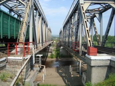 Не выдержал погодных условий: На Транссибирской магистрали обрушился железнодорожный мост