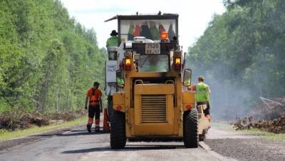 Дорожники ремонтируют кратчайший путь из Пскова в Великий Новгород
