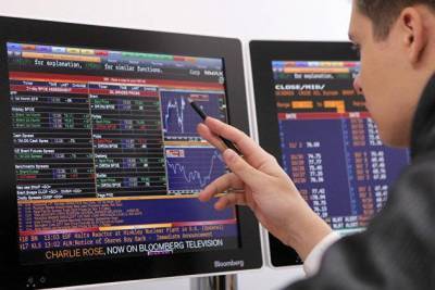 Российский рынок акций торгуется в узком диапазоне перед объявлением ЦБ решения по ставке