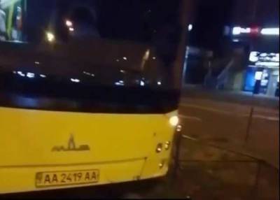 В Киеве мужчина напал на водителя автобуса во время движения и спровоцировал ДТП