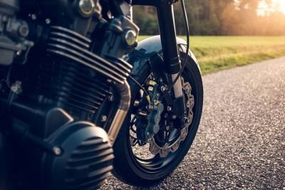 18-летний мотоциклист без прав въехал в машину в Тверской области
