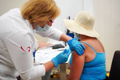 Мурашко сообщил, сколько россиян получили первый компонент вакцины