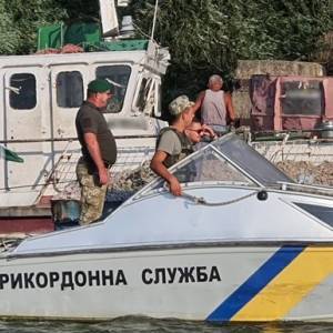 В дельте Дуная пограничники задержали румынское судно. Фото