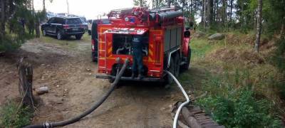 Пожарные в Карелии повернули реку, чтобы остановить огонь в Нелгомозере