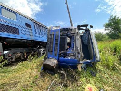 На Закарпатье пассажирский поезд столкнулся с грузовиком, есть пострадавшие