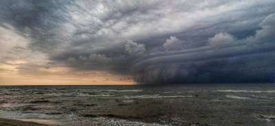 "Не дай бог снова такое увидеть": Очевидцы засняли приближение грандиозной бури на Азовском курорте