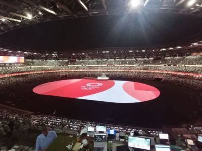 В Токио проходит церемония открытия Олимпиады, на стадионе всего 950 человек