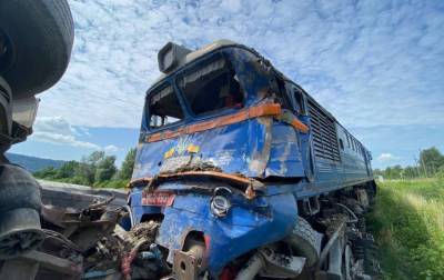 В Закарпатской области на железнодорожном переезде поезд столкнулся с грузовиком