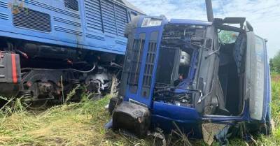 На Закарпатье поезд из Киева сбил и перевернул грузовик (ФОТО)