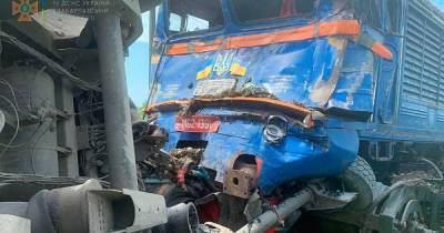 На Закарпатье пассажирский поезд протаранил грузовик, есть пострадавшие