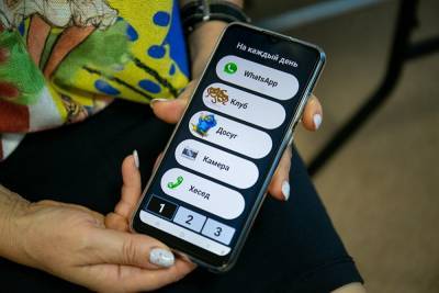 Пенсионеров Екатеринбурга учат пользоваться смартфонами с помощью специального приложения