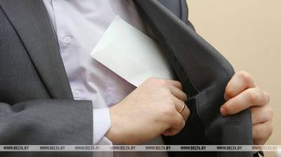 В Минске директор производства полиграфической продукции выдавал зарплату в конверте