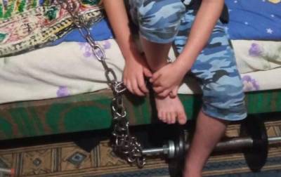 В Кривом Роге сожитель женщины держал ее 7-летнего сына на цепи