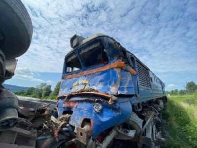 Грузовик столкнулся с пассажирским поездом Киев — Солотвино в Закарпатье