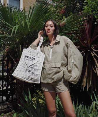 Тиффани Хсу показывает самую модную и экологичную сумку этого лета