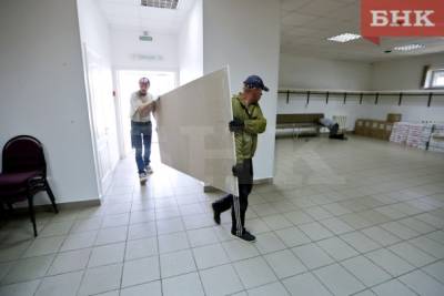 В Сыктывкаре бывшие бездомные помогают общественникам строить центр для реабилитации