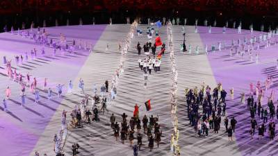На церемонии открытия Олимпиады в Токио проходит парад спортсменов