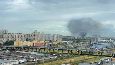 В Шушарах 46 пожарных тушат ангар, ранг возгорания повышен до № 3