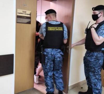 Приставы «вынесли на руках» Соболь из зала суда, где слушалось дело Олега Навального