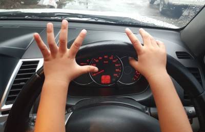 Популярный блогер посадил за руль ребенка: вот что произошло потом