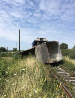 На Закарпатье поезд столкнулся с грузовиком, пятеро пострадавших — фото