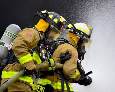 В Шушарах 46 пожарных тушат крупное возгорание в ангаре