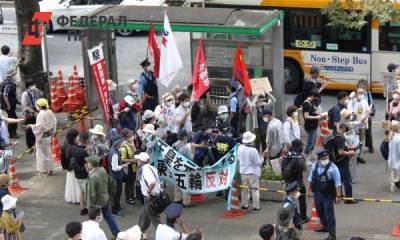 Во время открытия Олимпиады в Токио толпы протестующих собрались у стадиона