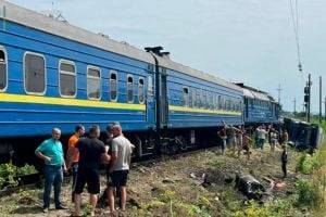 На Закарпатье пассажирский поезд столкнулся с грузовиком