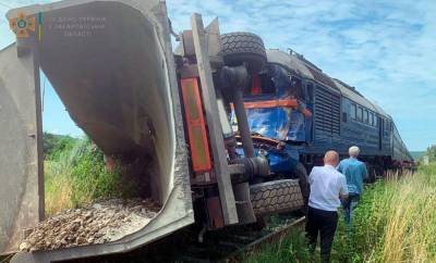 На Закарпатье столкнулись пассажирский поезд и грузовик: есть пострадавшие (фото)