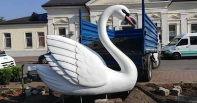 В Балтийске установили фигуру негласного символа города — лебедя (фото)