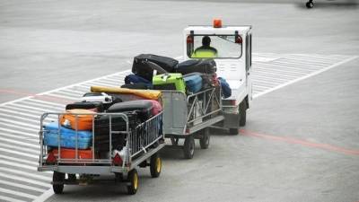 Судно на ремонте: тележки повредили самолет в аэропорту Толмачево