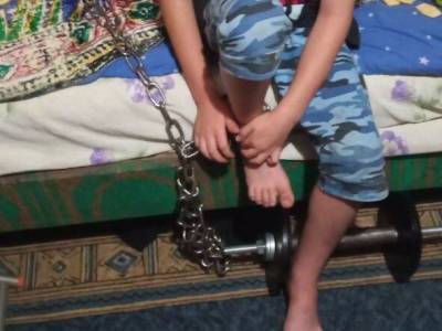 В Кривом Роге полиция освободила семилетнего мальчика, прикованного цепью к батарее