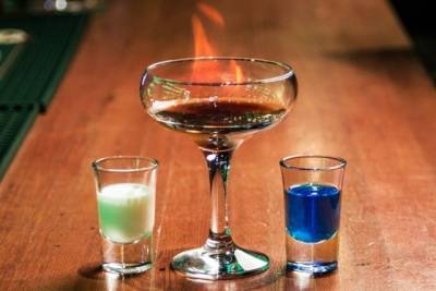 «Хотел поразить»: бармен случайно выплеснул на туристку горящий коктейль