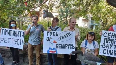 "Гаага": в Киеве активисты пикетируют посольство Беларуси с требованием прекратить репрессии