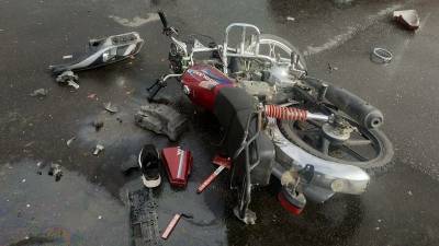 В Башкирии двое подростков на мопеде попали в аварию