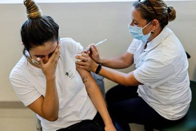 Европейских подростков начнут вакцинировать от COVID-19 еще одним препаратом