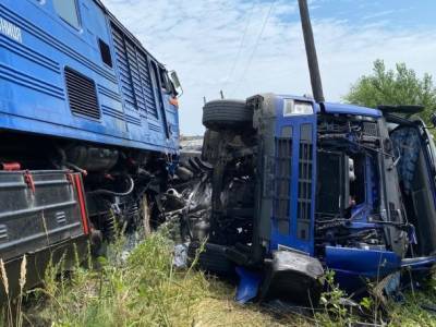 На Закарпатье пассажирский поезд на скорости врезался в фуру (ФОТО)