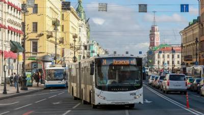 Автобусы в центре Петербурга изменят свои маршруты в День ВМФ