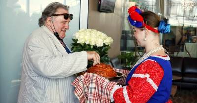 Встречали с хлебом-солью: в Калининград прилетел Депардье (фото)