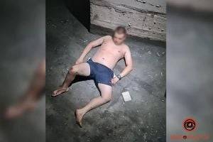 Спасатели насильно снимали упавшего на техническую крышу неадекватного мужчину в Киеве