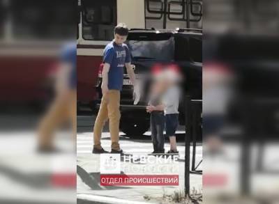 Видео: петербуржец под веществами решил прогуляться с двумя детьми