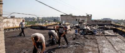 В Мариуполе продолжают восстанавливать жилье пострадавшее из-за непогоды: фото