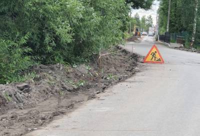 Дорожники обновляют Колпинскую улицу в поселке Ульяновка