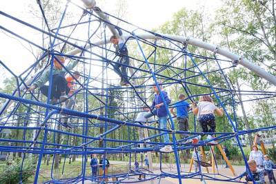 В парке "Строитель" открыли новую игровую площадку для детей от семи лет