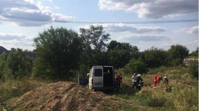 В Луганской области микроавтобус слетел в кювет, есть пострадавшие