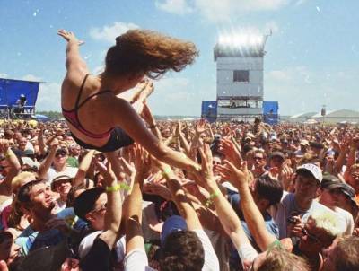 Состоялась премьера документального фильма о легендарном рок-фестивале «Вудсток-1999»