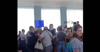 В Харьковской области депутаты горсовета подрались из-за переименования школ (видео)