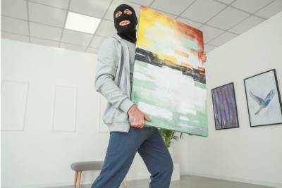 В Петербурге похитившего картину за 25 млн рублей антиквара арестовали на два месяца