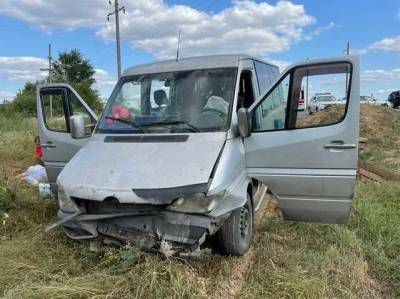 На Луганщине микроавтобус с пассажирами слетел в кювет: пострадали 6 человек